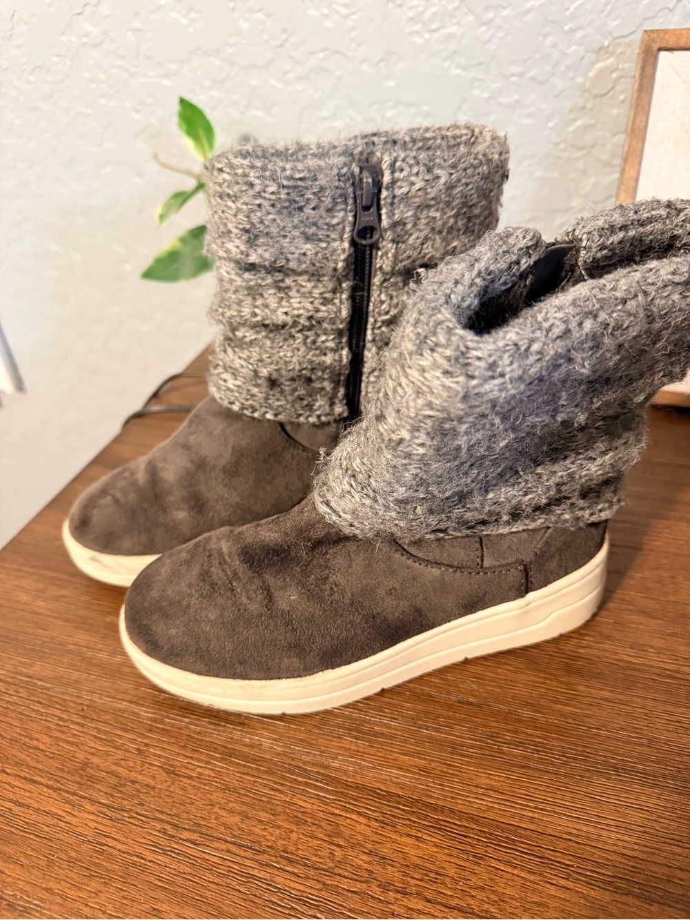 Cat & Jack Gray Knit Cuff Suede Kids Booties